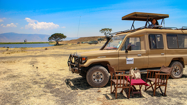 4x4 car rental in Tanzania with a pop up roof